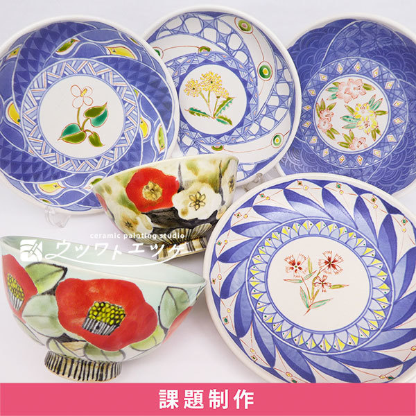 花と青い文様が描かれたお皿と椿が描かれたお茶碗の集合
