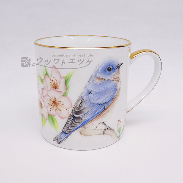 青い鳥とピンクの花が描かれたカップ