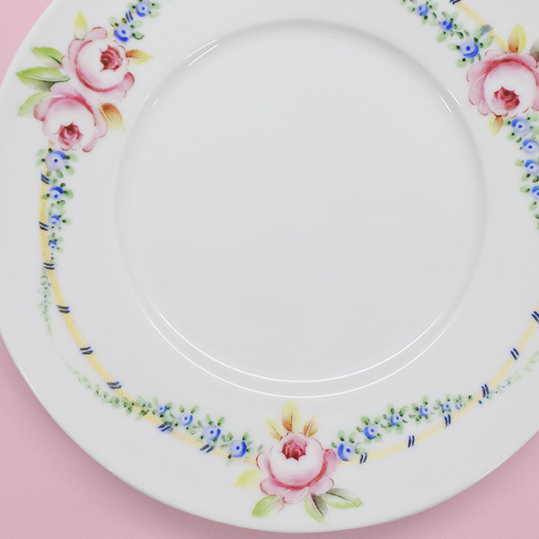 リムにプチローズや忘れなぐさが描かれたお皿の一部分