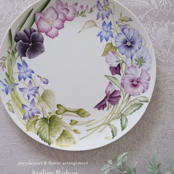青や紫の花々が描かれた丸皿