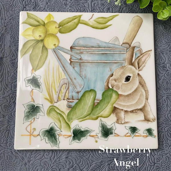 ウサギとじょうろが描かれた陶板