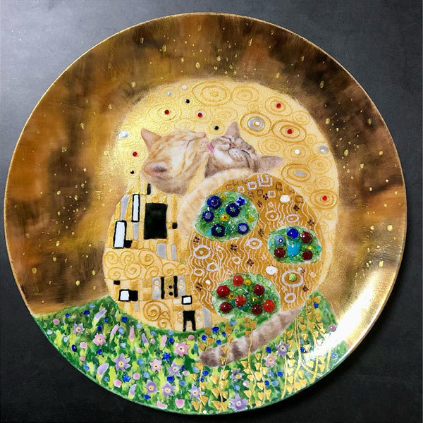 金や特殊技法で描かれた猫の丸皿