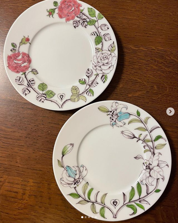 バラとユリが描かれた丸皿2枚