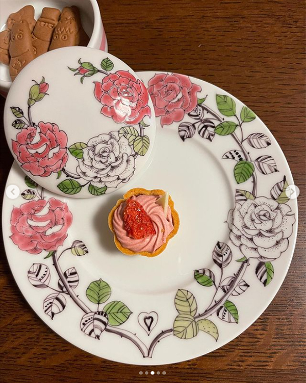 お菓子の乗ったバラが描かれた丸皿と蓋物