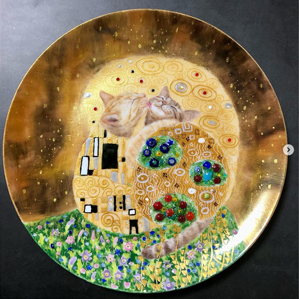 金やビーズで装飾した猫が描かれた丸皿