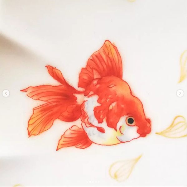 菊皿に描かれた赤と白の金魚