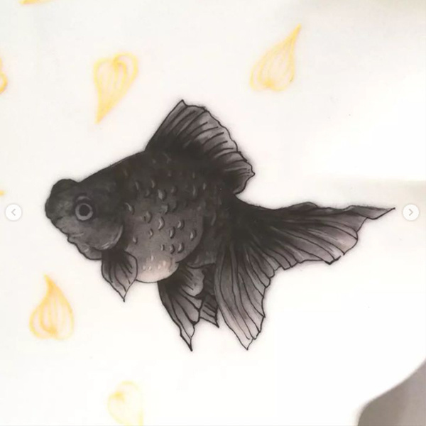 菊皿に描かれた黒の金魚