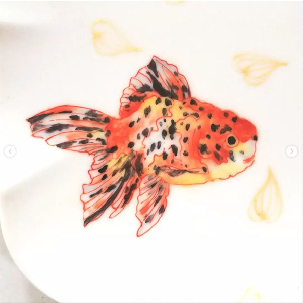 菊皿に描かれた赤と金と黒の金魚
