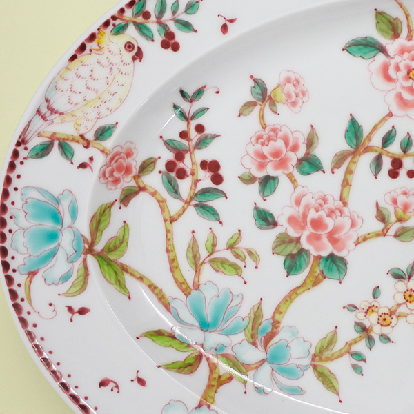 シノワズリー調の花や鳥が描かれた器の一部