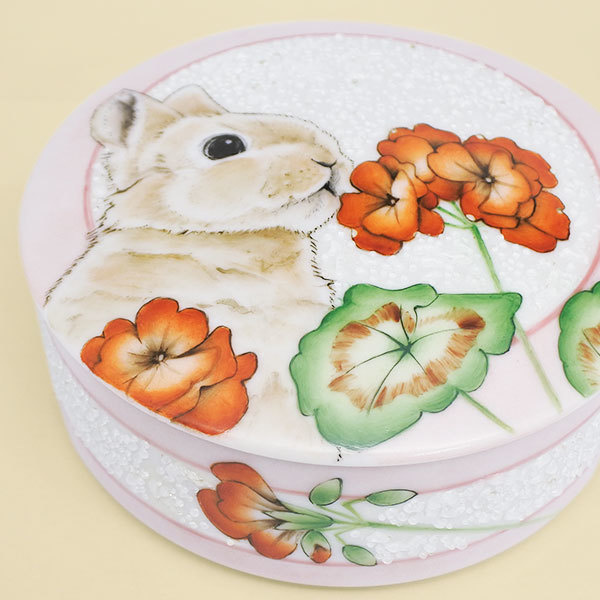 ウサギとゼラニウムが描かれた丸い蓋物