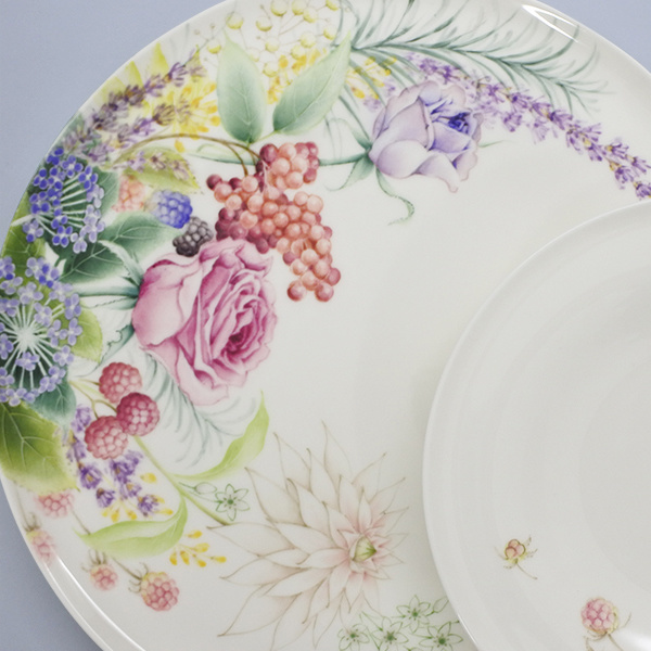 さまざまな花と実が描かれた大皿