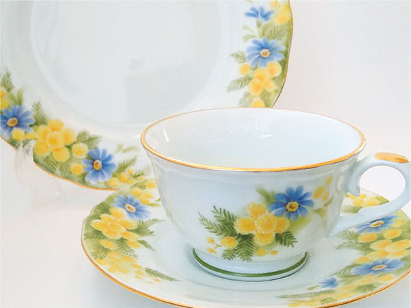 ミモザの描かれたカップソーサー