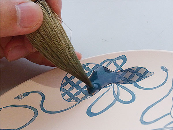 染付をしている手元のアップ