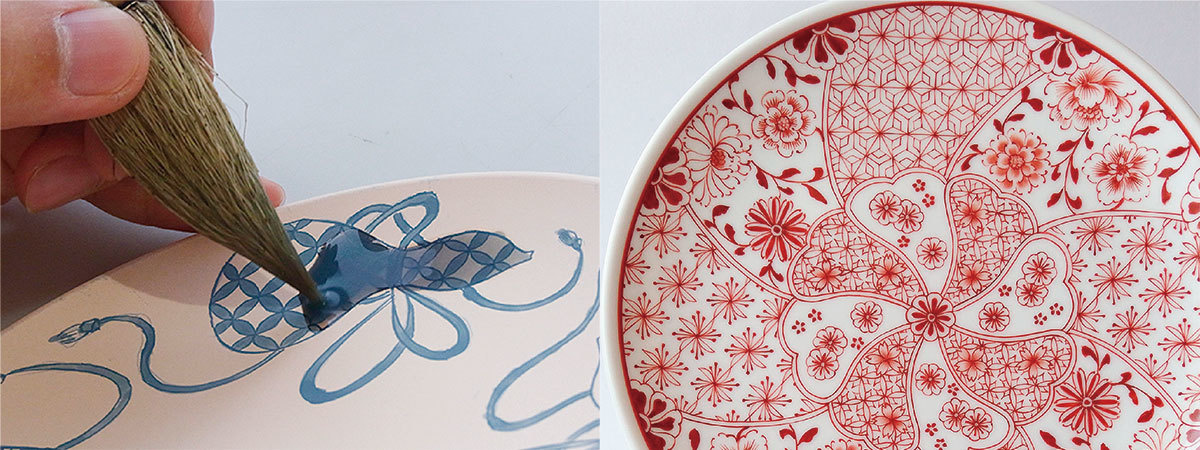 染付をしている手元のアップと赤絵の丸皿