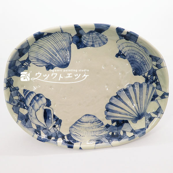 染付で貝と氷裂文様が描かれた楕円皿