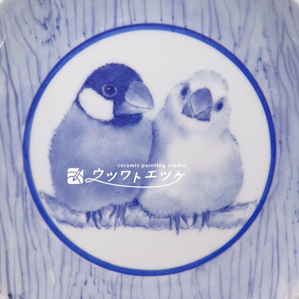 青1色で文鳥2羽が描かれた丸皿の部分拡大