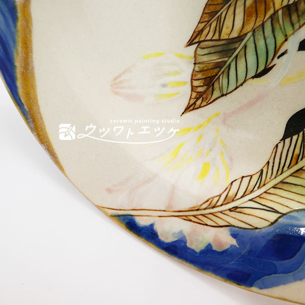 和絵具で月下美人が描かれた大皿の部分アップ