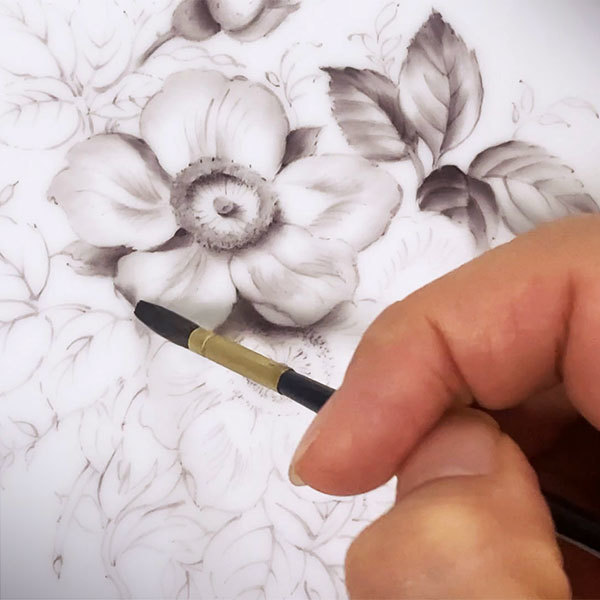 モノトーンの花を描いている手元