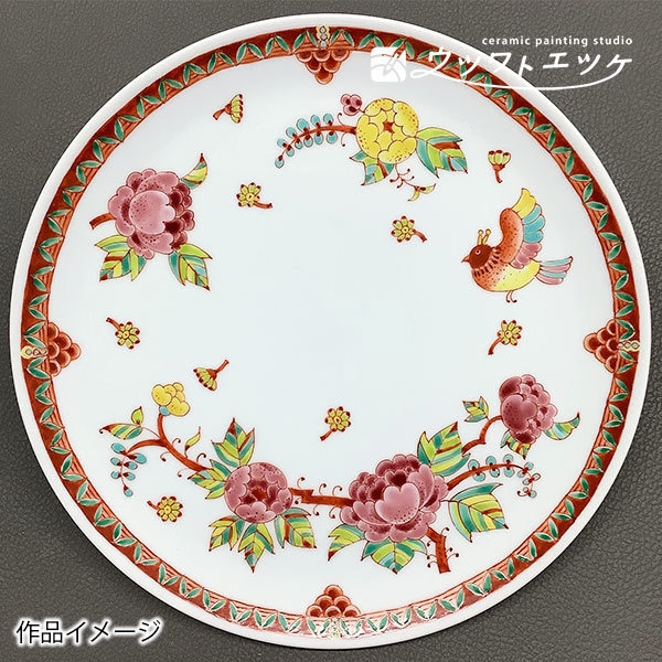 シノワズリー風の花や鳥が描かれた丸皿