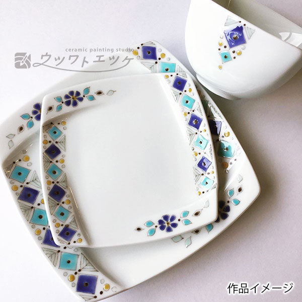 青系の盛り上がる絵具で文様が描かれた角皿とカップのセット