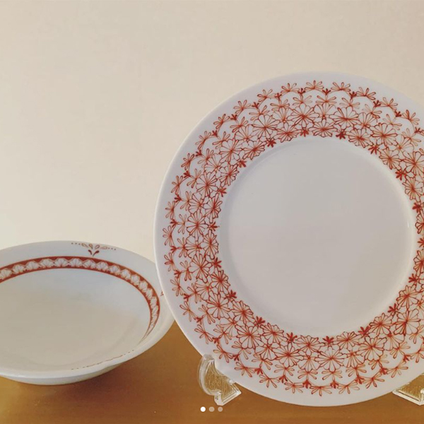 赤いレース文様が描かれた器2点