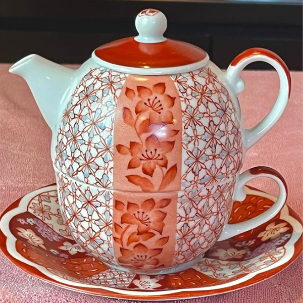 赤で花や文様が描かれたティーフォーワン