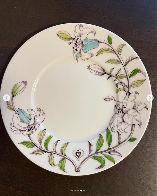 ユリが描かれた丸皿