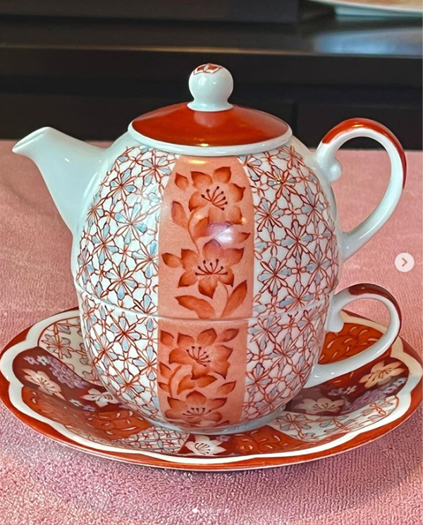 花と文様が描かれた赤絵のティーフォーワン