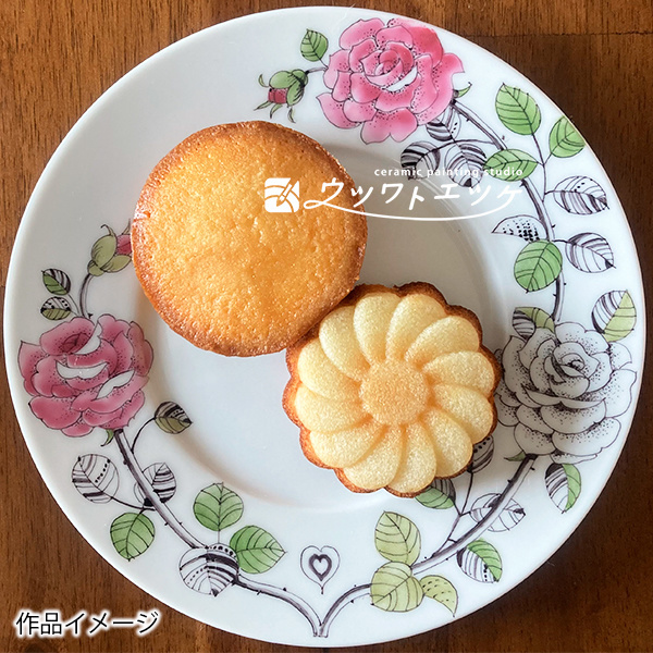 焼き菓子が乗ったバラ柄の丸皿