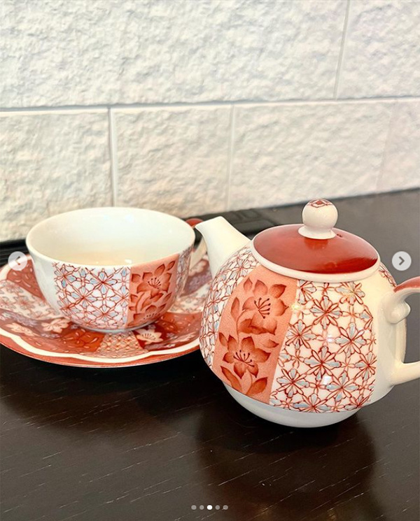 花と文様が描かれた赤絵のティーフォーワンをカップとポットに分けたところ