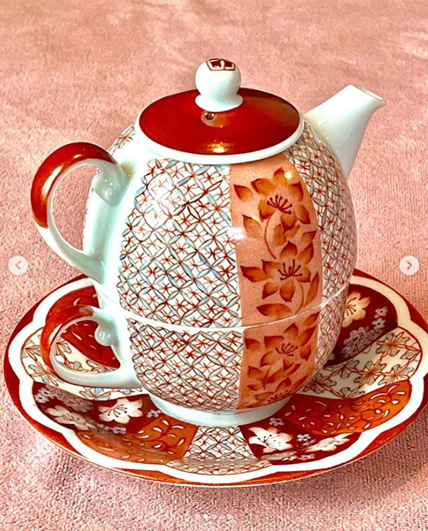 花と文様が描かれた赤絵のティーフォーワンの裏側