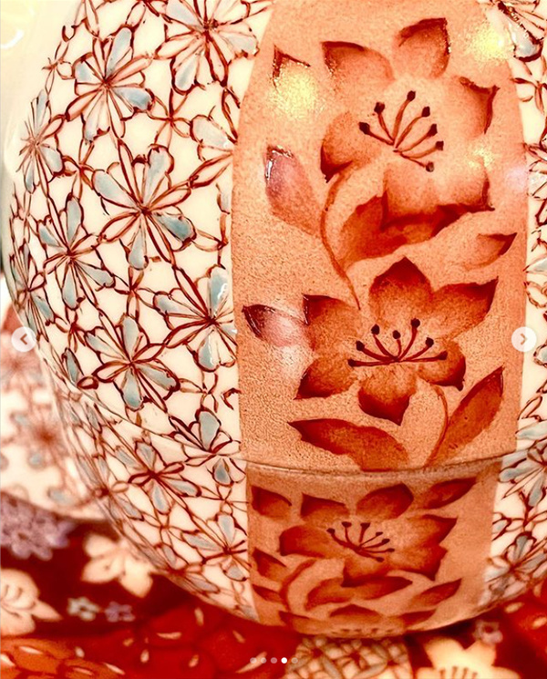 赤絵で描かれた花のアップ