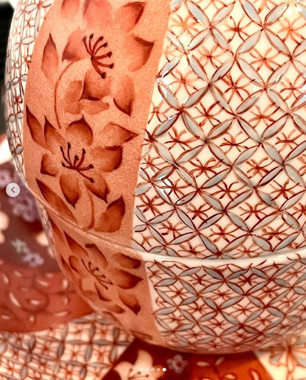 赤絵で描かれた文様のアップ