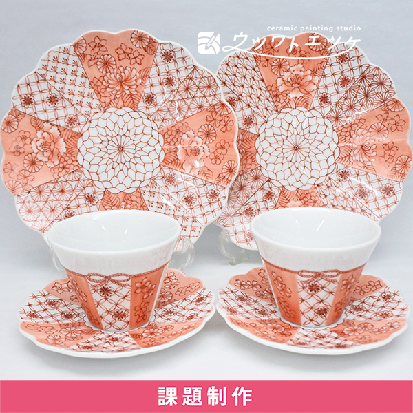 赤絵で文様と花が描かれたカップと受け皿と菊皿2セット