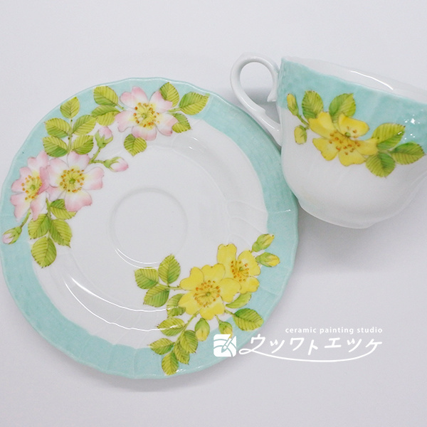 野ばらが描かれた水色のカップアンドソーサーのアングル違い