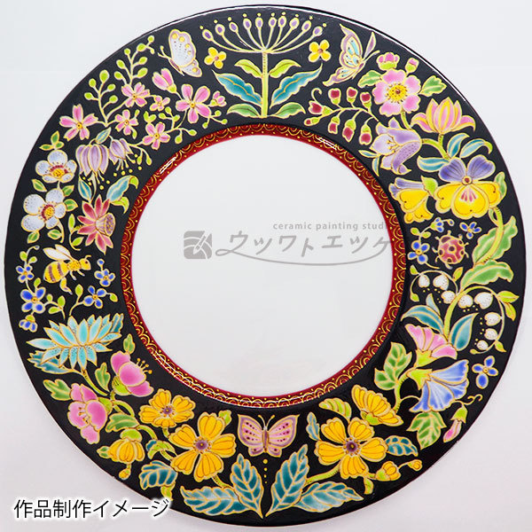 黒地にカラフルな花が描かれた大皿