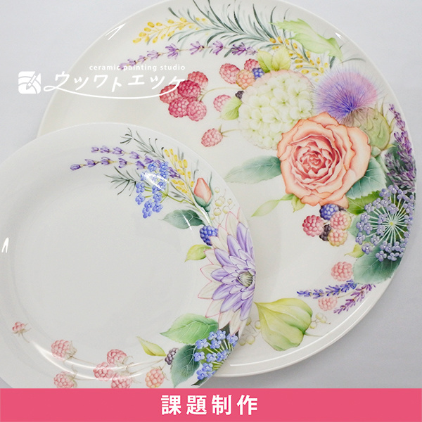 さまざまな花と実が描かれたボーンチャイナの丸皿大小