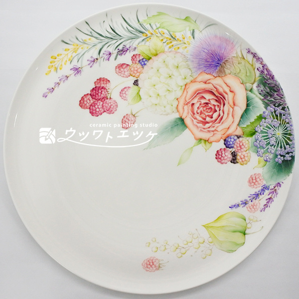 さまざまな花と実が描かれたボーンチャイナの丸皿大