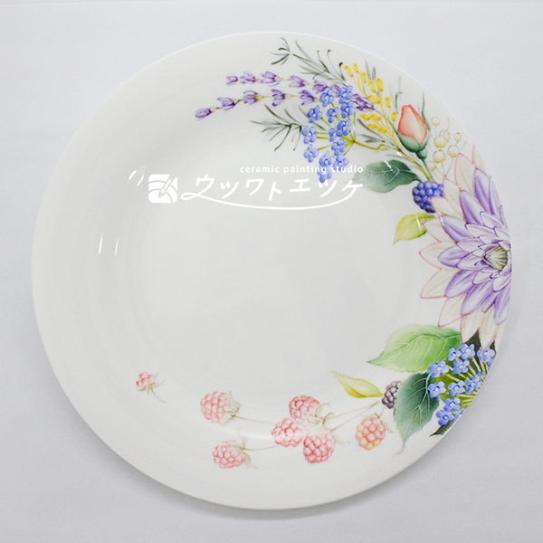 さまざまな花と実が描かれたボーンチャイナの丸皿小