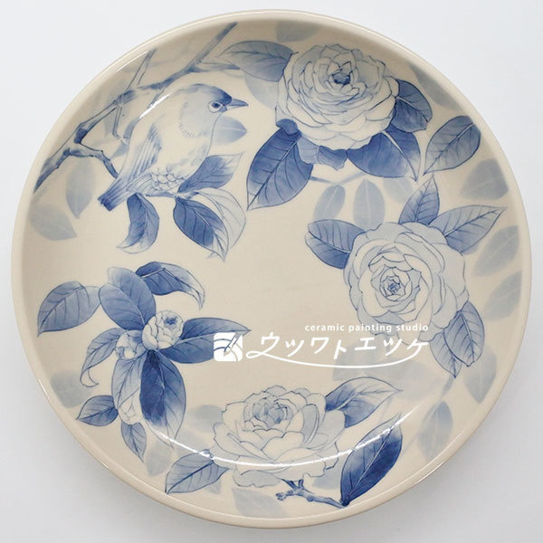 染付でメジロと椿が描かれた丸皿