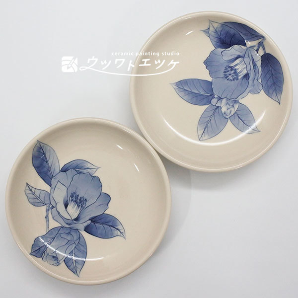 染付で椿が描かれた小さな丸皿2枚