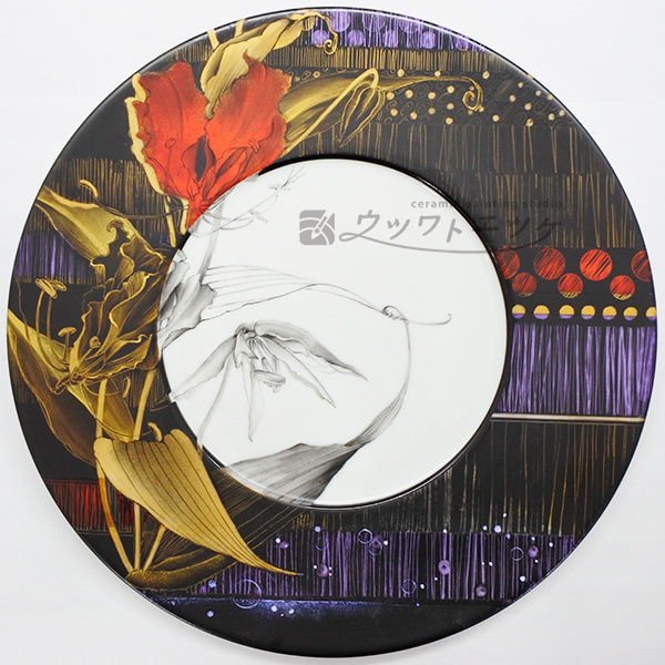 黒塗りした上に金色でグロリオサを描いて紫や赤でスクラッチをした丸皿