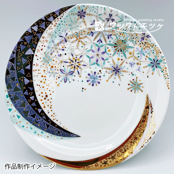 キラキラ光る絵具で雪の結晶を描いた大皿