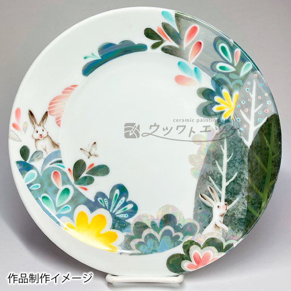 ラスターや上絵具でイラスト調のウサギのいる森を描いた丸皿