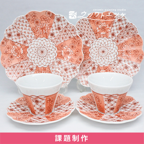 赤絵で文様と花が描かれたカップと受け皿と菊皿2セット