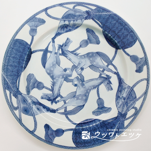 瓢箪と馬が描かれた染付の丸皿