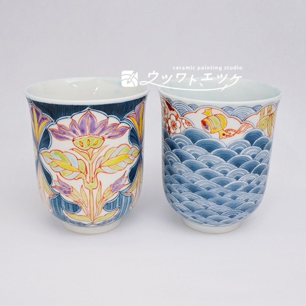 植物や文様や縁起物が描かれた湯呑み2つ