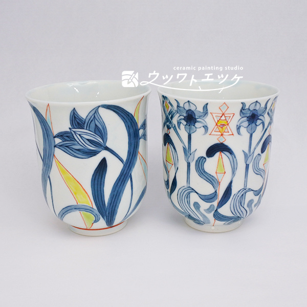 植物が描かれた湯呑み2つ