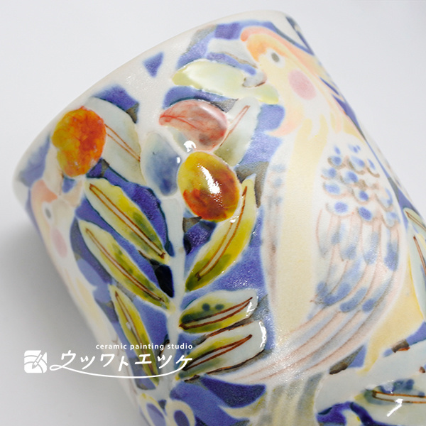 釉薬や下絵具で鳥が描かれたマグ