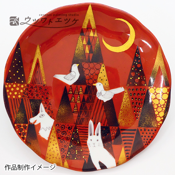 メタリックな絵具で動物のいる森が描かれた赤い丸皿